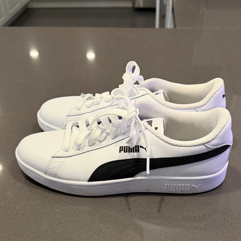 Puma Classic White and Black Sneakers - size 8 - Picture 3 of 8